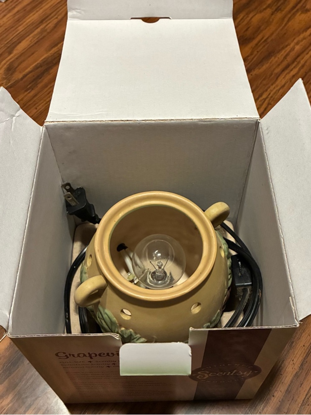 Retired Scentsy Grapevine Full-Size Warmer | with Original Box & Bulb - Picture 4 of 6